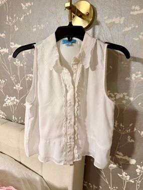 Cece Sleeveless White Scalloped Button-Front Top